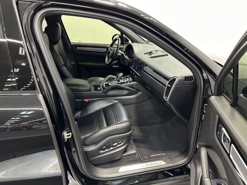 Used 2022 Porsche Cayenne Platinum Edition image 41