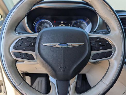 Used 2018 Chrysler Pacifica Limited image 24