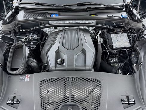 Certified 2025 Porsche Macan AWD/4WD image 32