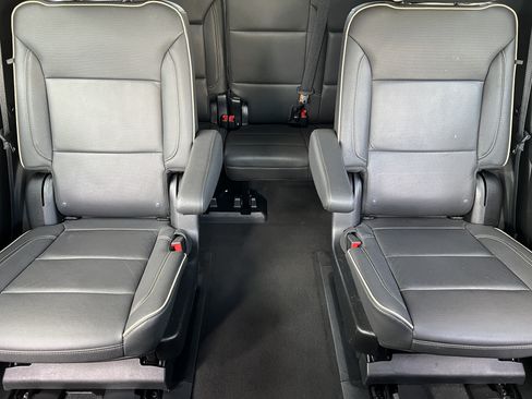 Used 2024 GMC Yukon SLT w/ SLT Luxury Package AWD/4WD image 15