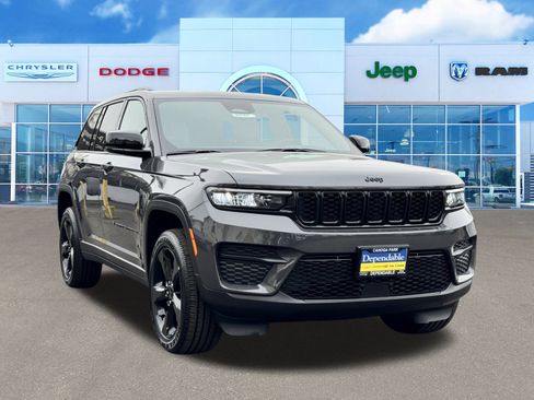 New 2025 Jeep Grand Cherokee Altitude image 2