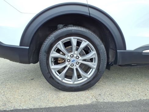 Used 2023 Ford Explorer XLT AWD/4WD image 7