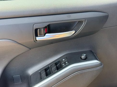 Used 2023 Toyota Highlander XLE AWD/4WD image 19