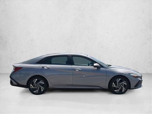 Used 2025 Hyundai Elantra Limited FWD image 4