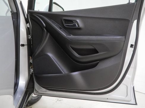 Used 2018 Chevrolet Trax LT w/ LT Convenience Package image 32