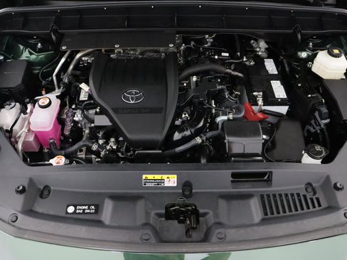 Certified 2025 Toyota Highlander XLE FWD image 42