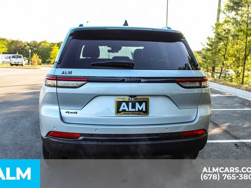 Used 2025 Jeep Grand Cherokee Altitude AWD/4WD image 10