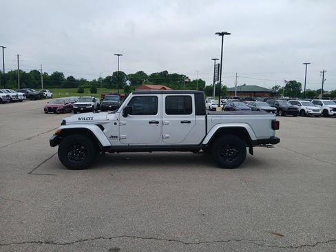 Used 2023 Jeep Gladiator Mojave AWD/4WD image 5