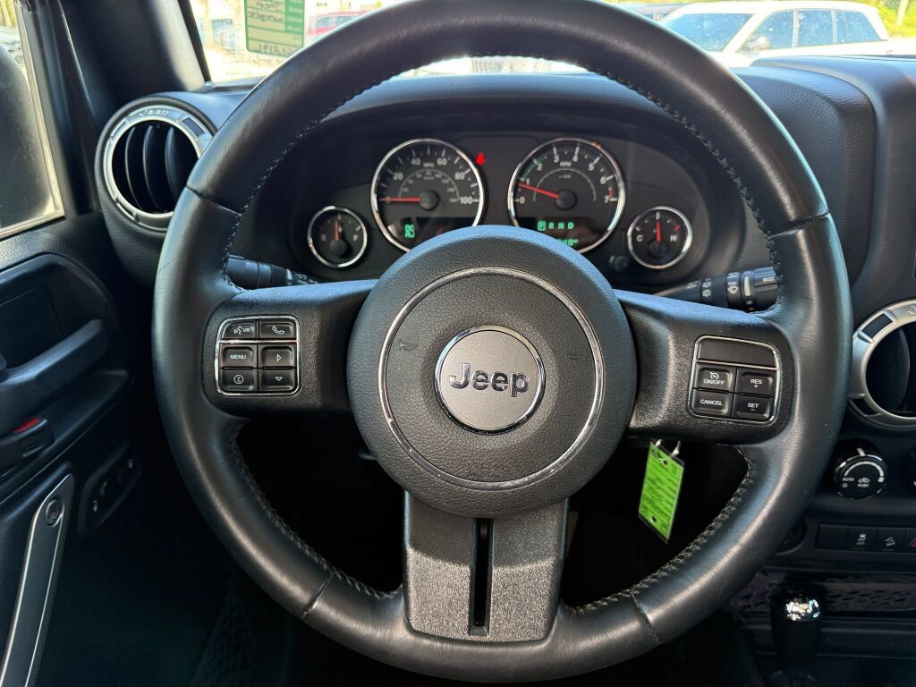 Used 2017 Jeep Wrangler Unlimited Sahara w/ Connectivity Group AWD/4WD image 14