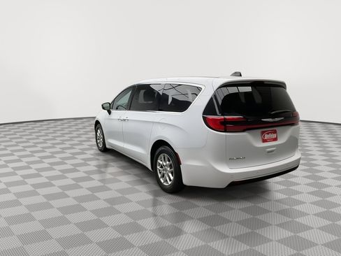 Used 2024 Chrysler Pacifica Touring-L image 37