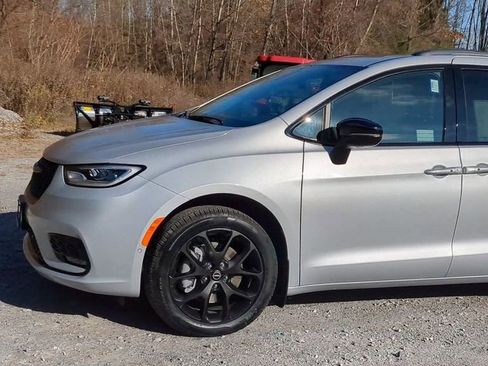 New 2026 Chrysler Pacifica Limited image 4