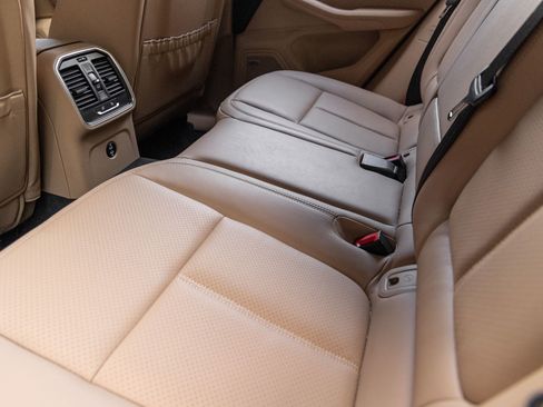 Certified 2025 Porsche Macan AWD/4WD image 24