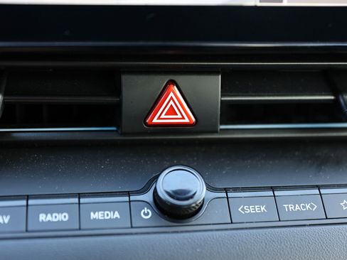 Used 2025 Hyundai Elantra SEL image 24