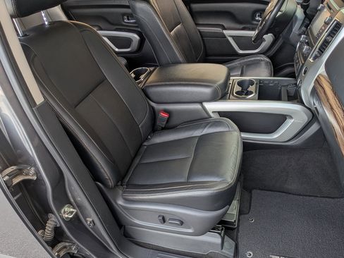 Used 2018 Nissan Titan SL image 20
