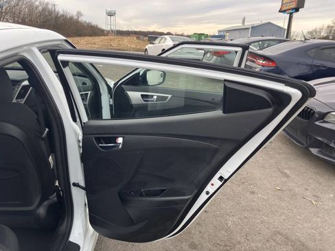 Used 2015 Hyundai Veloster image 15