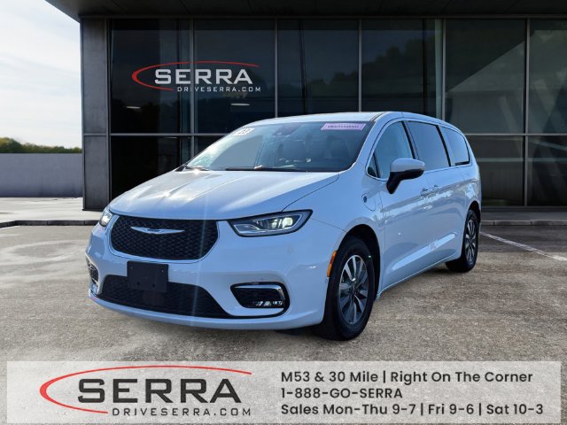 Used 2023 Chrysler Pacifica Touring-L FWD image 1
