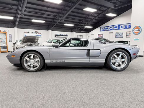 Used 2006 Ford GT RWD image 2