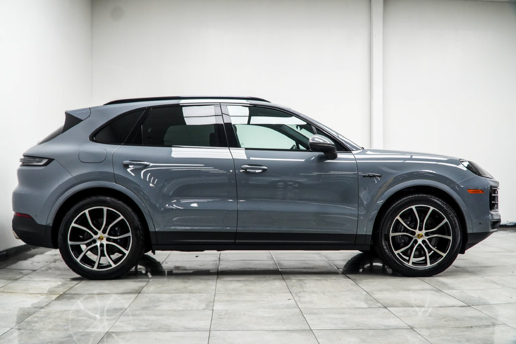 Used 2024 Porsche Cayenne AWD/4WD image 10