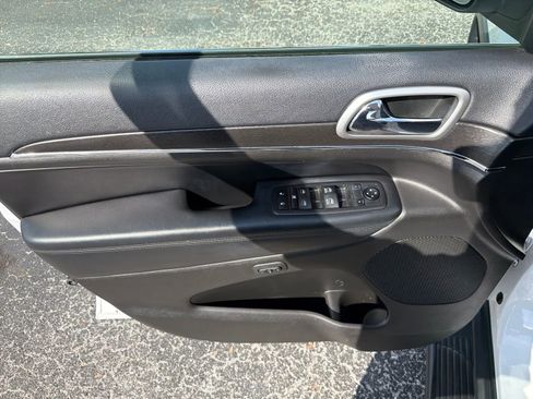Used 2018 Jeep Grand Cherokee Limited image 19