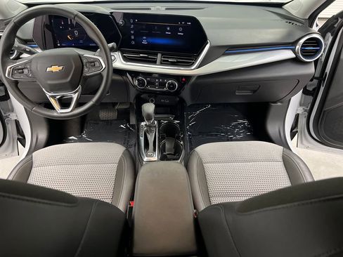 Used 2025 Chevrolet Trax LT w/ LT Convenience Package image 34