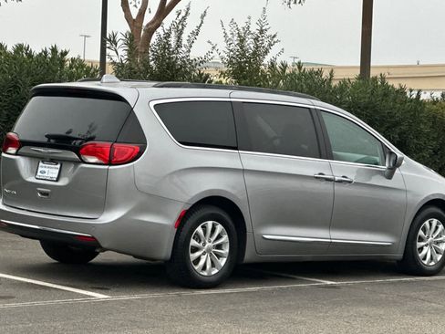 Used 2017 Chrysler Pacifica Touring-L image 2