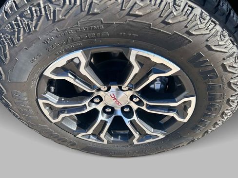 Used 2024 GMC Canyon AT4 image 9