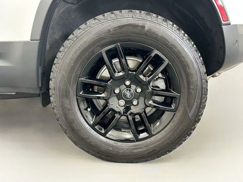 Used 2025 Land Rover Defender 110 S image 30