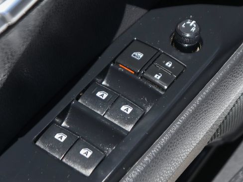 Used 2020 Toyota Camry SE FWD image 15