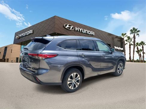 Used 2020 Toyota Highlander XLE image 3