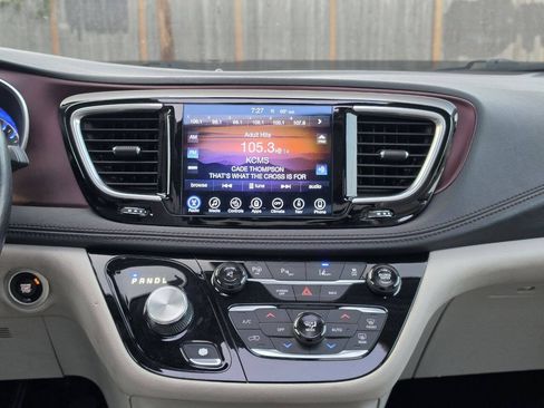 Used 2017 Chrysler Pacifica Limited w/ UConnect Theater Package FWD image 37