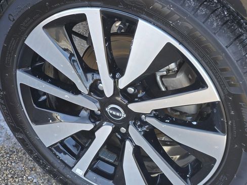 Used 2025 Nissan Sentra SV w/ SV Premium Package image 18