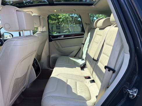 Used 2012 Volkswagen Touareg TDI AWD/4WD image 9