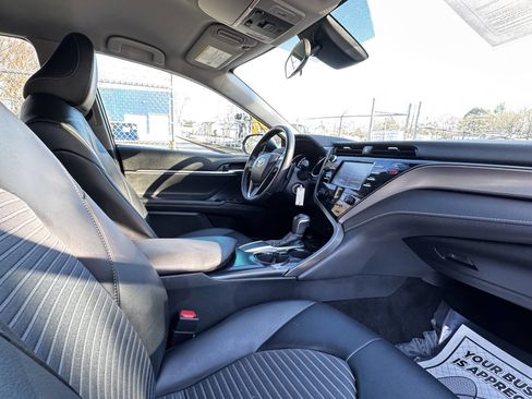 Used 2020 Toyota Camry SE image 11