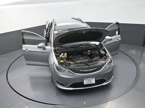 Used 2017 Chrysler Pacifica Touring-L FWD image 31