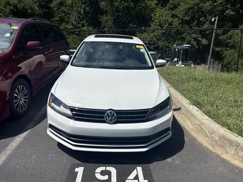 Used 2018 Volkswagen Jetta SE FWD image 2