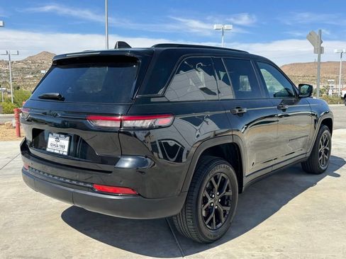 Used 2024 Jeep Grand Cherokee Altitude AWD/4WD image 6