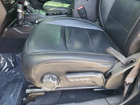 Used 2018 Jeep Wrangler Unlimited Sahara AWD/4WD image 27