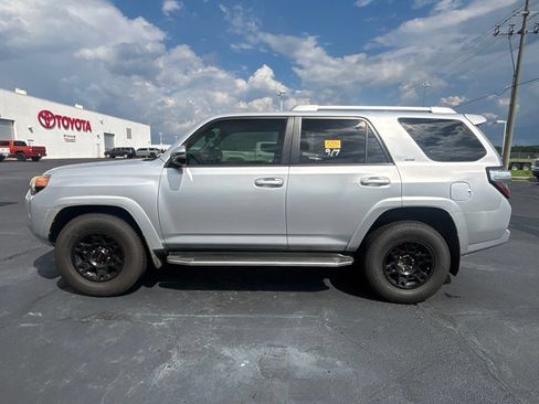 Used 2016 Toyota 4Runner SR5 Premium RWD image 2