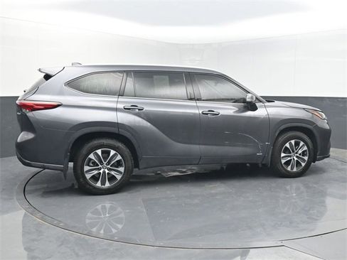 Used 2022 Toyota Highlander XLE image 6