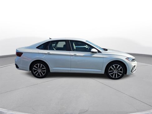 Used 2025 Volkswagen Jetta SE image 4