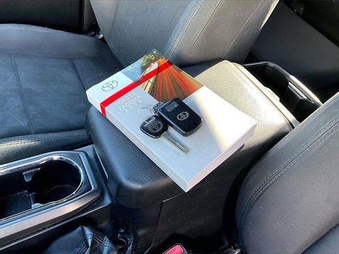 Used 2018 Toyota Tacoma TRD Off-Road image 33