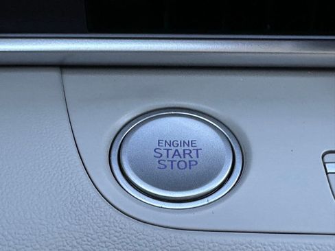 Used 2023 Hyundai Elantra Limited image 29