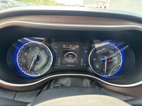 Used 2018 Chrysler Pacifica Touring-L FWD image 31