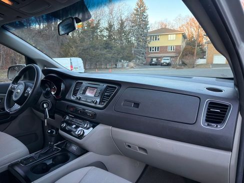 Used 2016 Kia Sedona LX w/ LX Convenience Package image 26