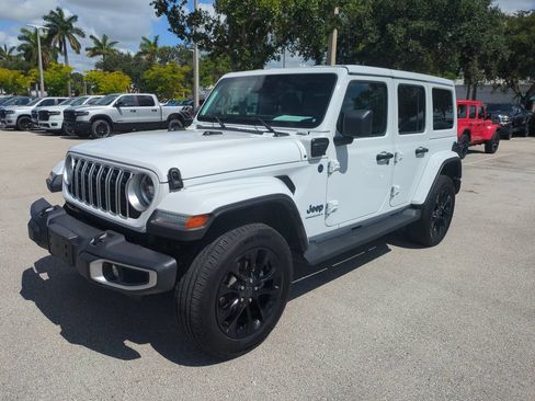 Used 2025 Jeep Wrangler Unlimited Sahara AWD/4WD image 10