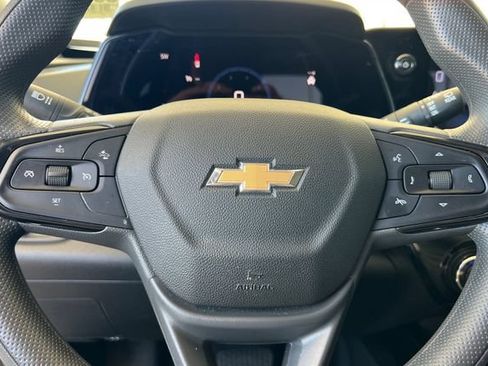 Used 2025 Chevrolet Trax LT FWD image 29