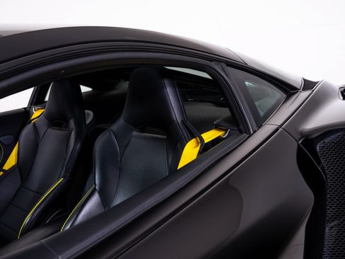 Used 2022 McLaren GT RWD image 24