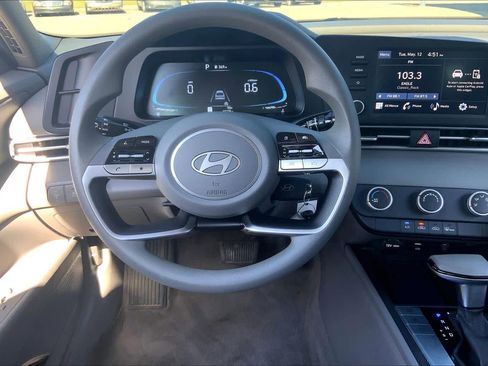 Used 2024 Hyundai Elantra SE FWD image 6