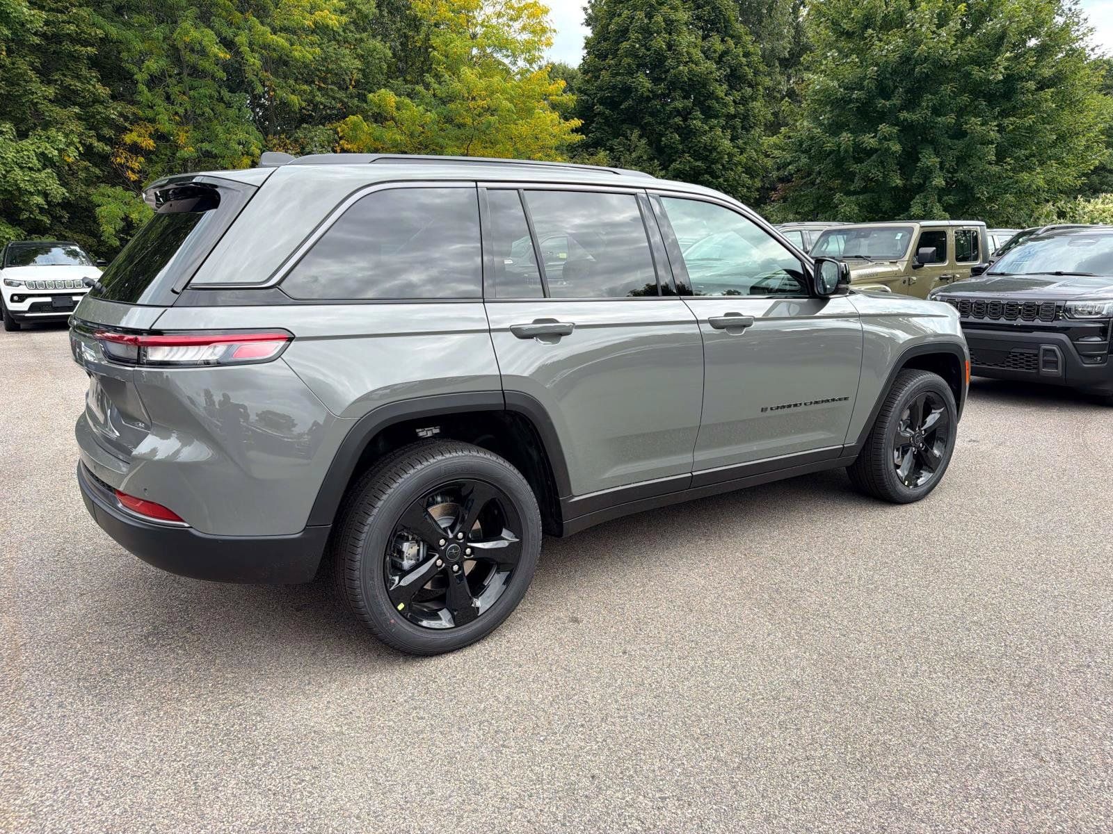 New 2027 Jeep Grand Cherokee Limited AWD/4WD image 2