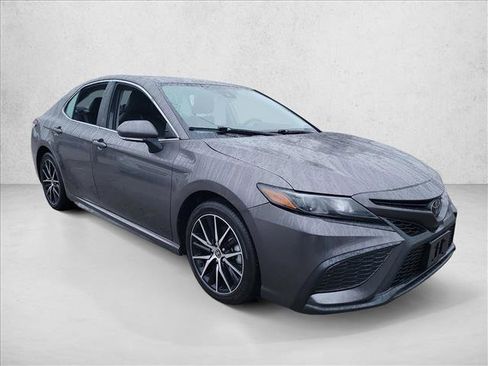 Used 2024 Toyota Camry SE image 3